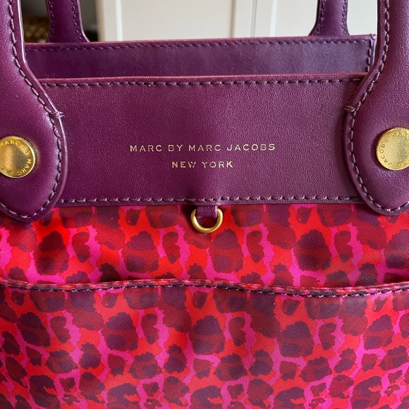 SOLD OUT Bergdoff Goodman Marc Marc Jacobs
Isa-Print Clara Tote - Picture 7 of 15